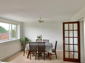 Stratford upon Avon: 2 bed town centre apartment, parking for one car